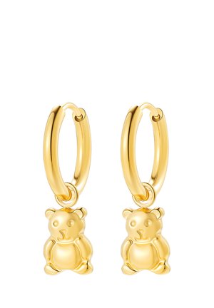 Pendientes de aro dorados con pequeños colgantes de osito colgando de cada aro, mostrados sobre un fondo blanco.