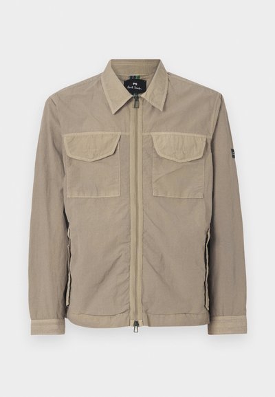 Beige, lätt jacka med två bröstfickor, dragkedja fram och krage. Texturerat tyg med elastiska ärmslut.