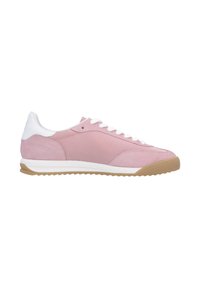Baskets basses avec dessus en mesh rose et daim, talon et lacets blancs, semelle en caoutchouc beige avec semelle crantée.