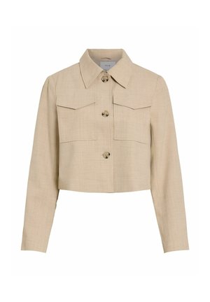 Veste beige courte avec manches longues, col large, trois boutons sur le devant et deux poches à rabat sur la poitrine, en tissu texturé.