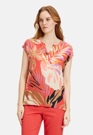 Kurzarmige, korallenfarbene Bluse mit einem floralen Muster in Pink, Braun und Beige, mit einem V-Ausschnitt und leichtem Stoff.