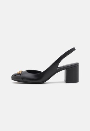 Scarpa slingback in pelle nera con punta arrotondata, tacco a blocco e un elemento dorato sulla tomaia. Texture liscia e design minimalista.