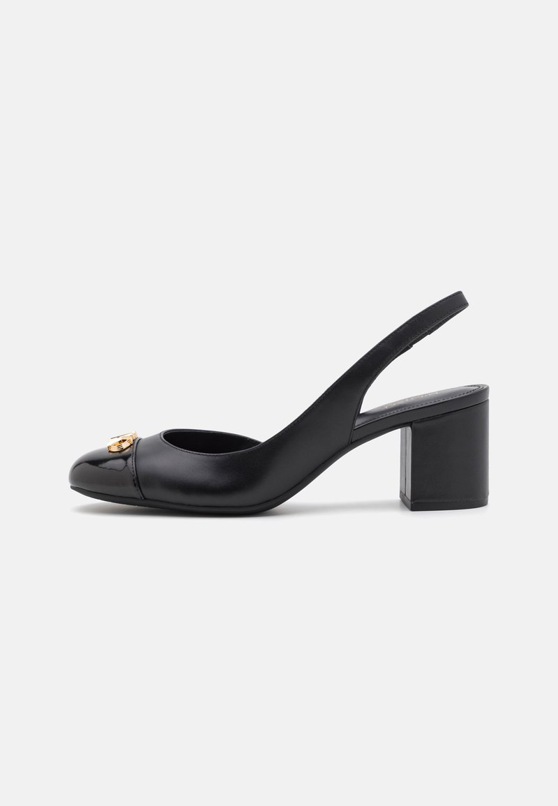 Czarne skórzane buty na obcasie typu slingback z zaokrąglonym noskiem, słupkowym obcasem i złotym akcentem na przodzie. Gładka tekstura i minimalistyczny design.