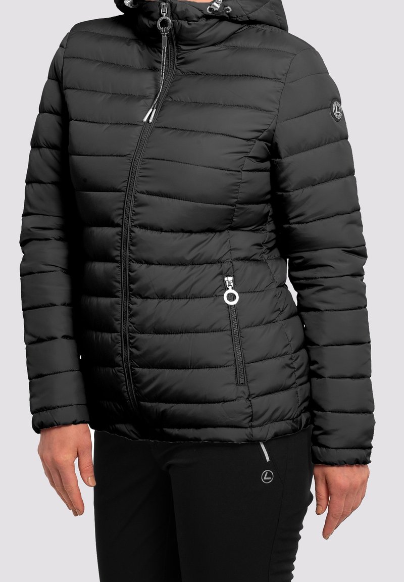 Zwarte, geïsoleerde pufferjack met horizontale stiksels, getailleerde vorm, ritszakken en een capuchon. Lichtgewicht stof voor warmte.