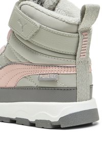 Hoge sneakers gemaakt van textuur grijs en lichtgrijze materialen, met een roze Puma-logo, sluiting met band en een gewatteerde witte zool.
