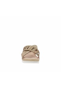 Infradito piatte in suede color tortora con cinturini incrociati caratterizzati da fori decorativi e dettagli metallici. Suola spessa bianca, design con punta aperta.