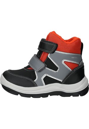Zwarte en grijze hoge sportschoenen met oranje accenten, voorzien van twee klittenbandsluitingen, een gevoerde kraag en gegoten rubberen zolen.