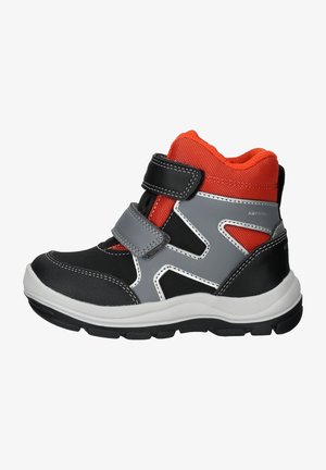 Zwarte en grijze hoge sportschoenen met oranje accenten, voorzien van twee klittenbandsluitingen, een gevoerde kraag en gegoten rubberen zolen.
