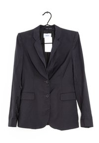 Blazer marine à coupe ajustée, tissu texturé, revers crantés, design à simple boutonnage avec deux boutons et poches latérales. Suspendu à un crochet.