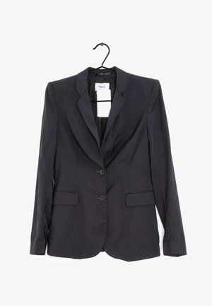 Námořnické sako s přizpůsobeným střihem, texturovanou látkou, zářezovými klopami, jednoručním zapínáním na dva knoflíky a bočními kapsami. Visí na háčku.