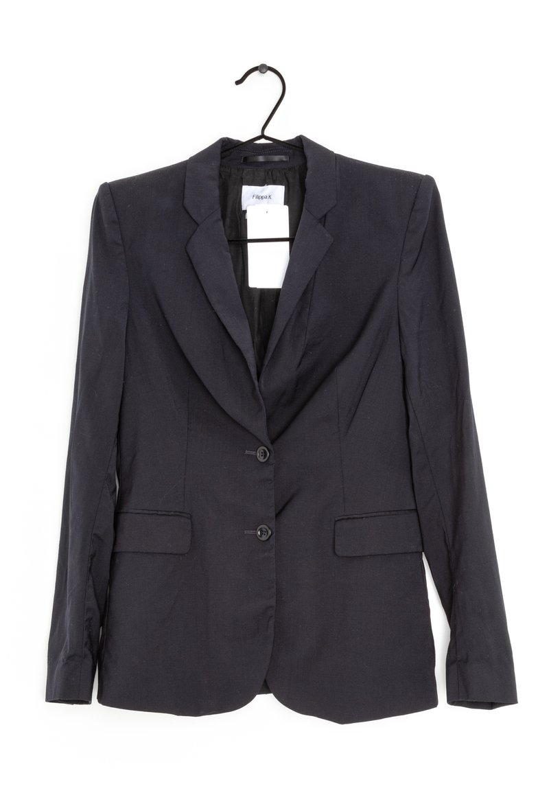 Blazer marine à coupe ajustée, tissu texturé, revers crantés, design à simple boutonnage avec deux boutons et poches latérales. Suspendu à un crochet.
