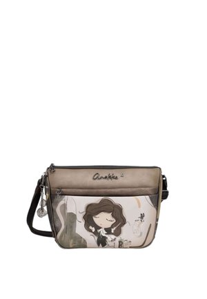 Piccola borsa a tracolla con una combinazione di colori marrone e beige che presenta una ragazza dei cartoni animati con gli occhi chiusi e un piccolo disegno di gatto sul davanti.