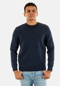 Maglione a collo a coste di colore blu navy, con dettagli a bottoni sulle spalle e una vestibilità classica.