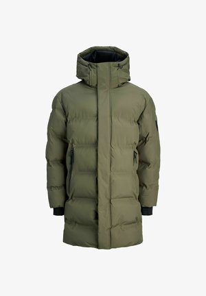 Lange olijfgroene gewatteerde winterjas met capuchon, voorrits bedekt met klep en ritszakken aan de zijkanten.