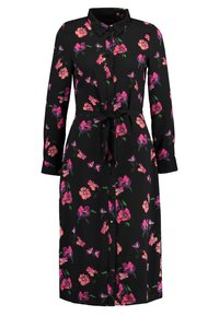 Robe noire à boutons avec des manches longues, ornée d'un motif floral en rose et violet, nouée à la taille avec une ceinture en tissu assorti.