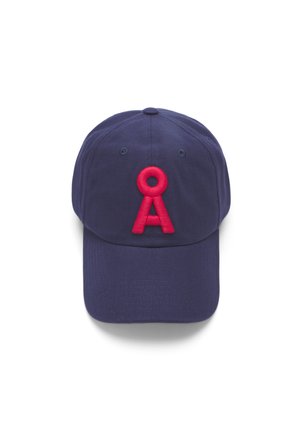 Cappellino da baseball blu navy con un prominente design ricamato rosa a forma di "A" sulla parte anteriore, realizzato in un materiale di cotone testurizzato.