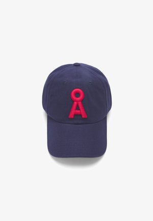 Dunkelblaue Baseballmütze mit einem auffälligen, rosa gestickten "A"-Design auf der Vorderseite, aus einem strukturierten Baumwollmaterial gefertigt.