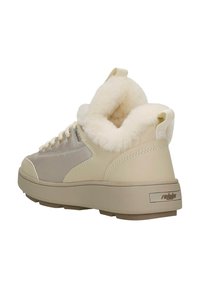 Beżowe trampki o teksturowanym wzorze, z miękką podszewką z futra syntetycznego wokół kostki, grubą gumową podeszwą oraz kontrastującymi siateczkowymi akcentami.