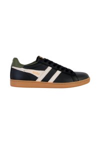 Zapatilla de cuero negra con rayas blancas y acentos verdes. Presenta una suela de goma marrón y cordones negros. Logotipo de Gola en color naranja en el lateral.