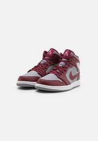 Jordan AIR JORDAN 1 MID - Sapatilhas de cano alto - cherrywood red/white/cement grey