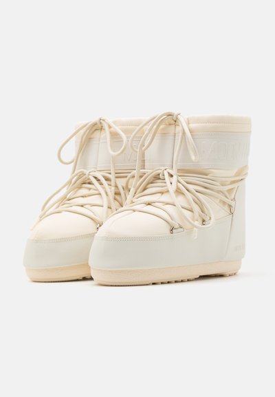 Krämfärgade snöboots med en slät syntetisk ovandel, snörningsdesign, vadderad ankelkrage och texturerad gummisula.