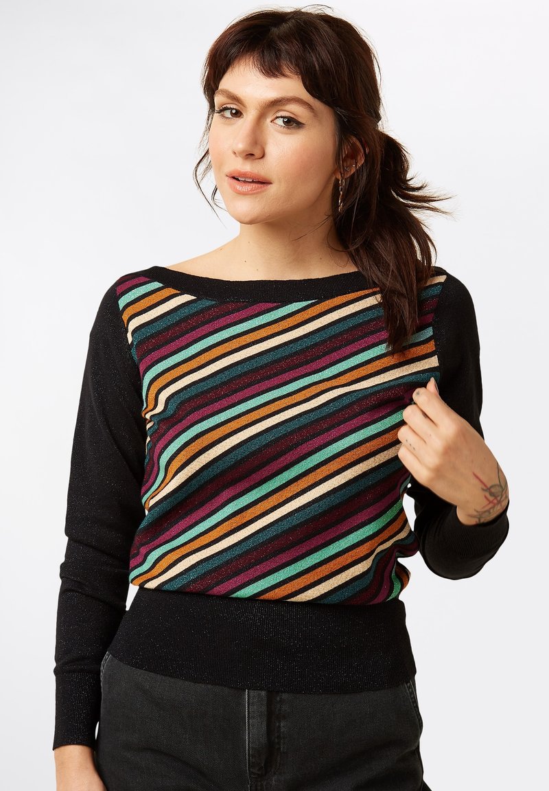 Schwarzer Pullover mit langen Ärmeln aus schimmerndem Material; die Vorderseite zeigt mehrfarbige diagonale Streifen in Grün, Orange und Bordeaux.