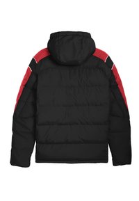 Zwarte pufferjas met rode schouderaccenten en witte details. Heeft een capuchon, een gevoerde textuur en een losse pasvorm. Achteraanzicht.