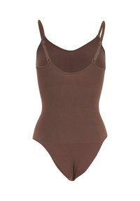 Body marrone senza maniche con spalline regolabili e una texture liscia. Caratterizzato da un scollo a barchetta e una silhouette aderente.