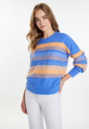 Blau-orange gestreifter Pullover mit strukturiertem Muster, Rundhalsausschnitt und aufgerollten Ärmeln, kombiniert mit hellen Jeans.