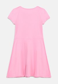 Roza obleka s kratkimi rokavi, prilegajočim se zgornjim delom in razširjenim krilom, narejena iz mehkega, gladkega blaga, prikazana od zadaj na belem ozadju.