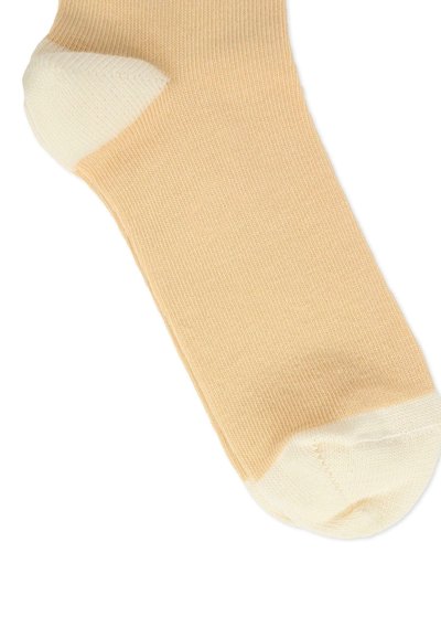Calzino beige con punte e tacco color crema, caratterizzato da un motivo a coste texturizzato, progettato per comfort e vestibilità.