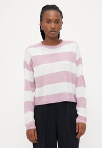 Gekürzter Pullover in rosa-weißen Streifen, aus weichem Strickmaterial mit rundem Halsausschnitt und langen Ärmeln, kombiniert mit lockeren schwarzen Hosen.