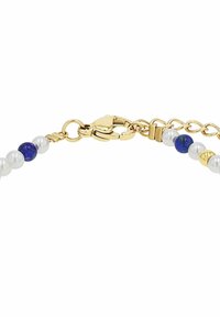 Bracciale dorato con perle bianche e perle di lapislazzuli blu, dotato di chiusura a molla e una catena di estensione per la lunghezza regolabile.