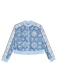 Chaqueta bomber azul recortada con un patrón floral, que presenta rayas horizontales blancas en las mangas y un cierre de cremallera. Textura de tela suave.