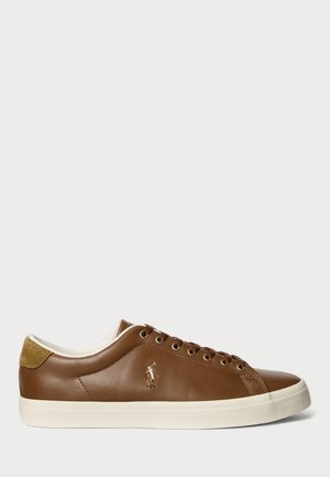 Baskets basses homme en cuir marron avec semelle en caoutchouc blanche, patch en daim marron au talon et logo brodé sur le côté.