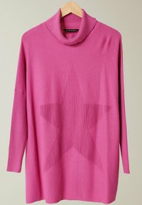 Maglione rosa lavorato a maglia con un grande motivo a stella rigata sul davanti, colletto alto e maniche lunghe.