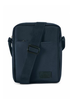 Granatowa torebka na ramię wykonana z teksturowanej tkaniny, z regulowanym paskiem, przednią kieszenią oraz gładką skórzaną naszywką z logo.