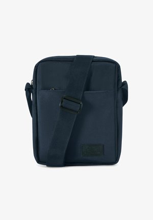 Granatowa torebka na ramię wykonana z teksturowanej tkaniny, z regulowanym paskiem, przednią kieszenią oraz gładką skórzaną naszywką z logo.