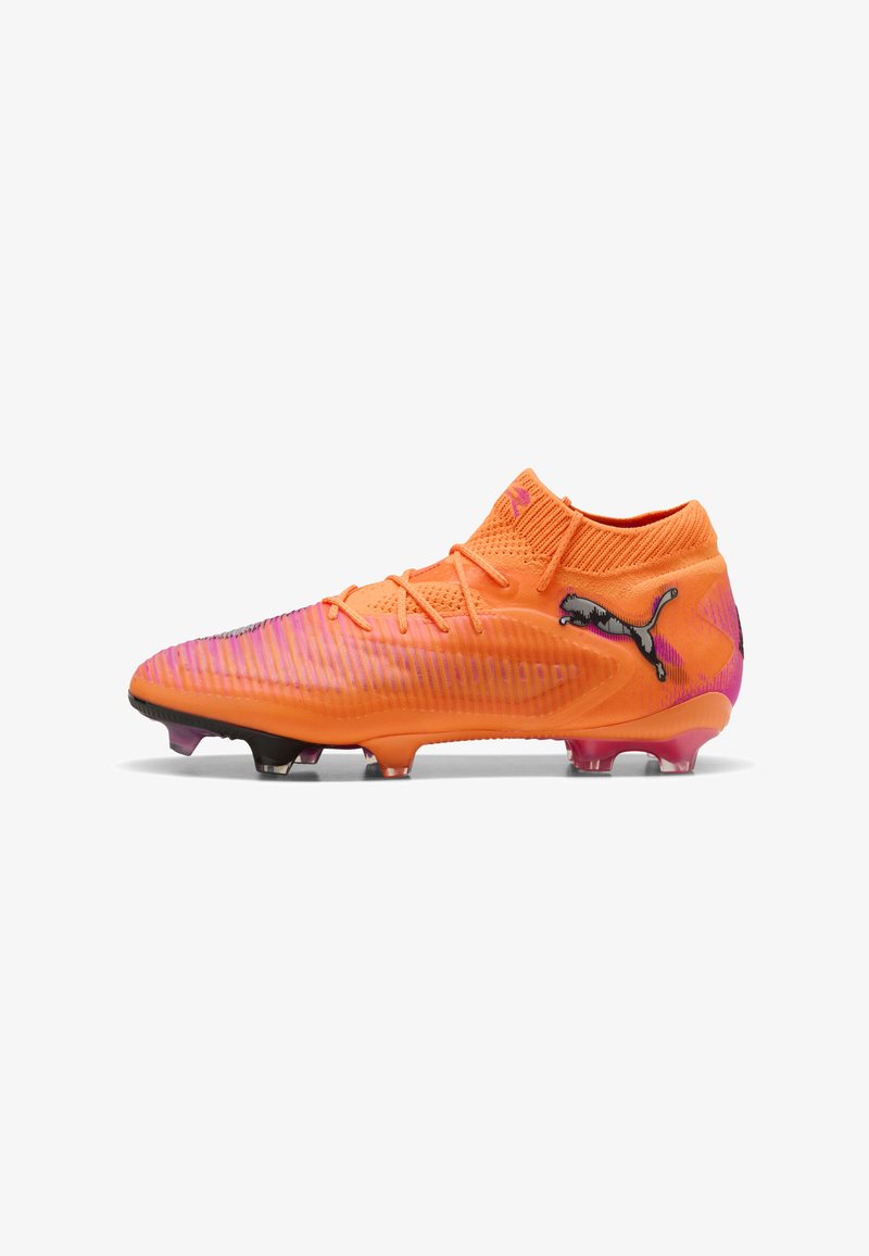 Scarpino da calcio arancione brillante con tomaia testurizzata, caratterizzato da un design a gradiente e accenti neri. Include una suola con molteplici tacchetti per la trazione.