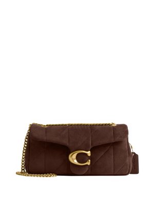 Sac bandoulière en daim matelassé marron avec une bandoulière chaîne dorée et une grande boucle dorée en forme de C sur le rabat avant.