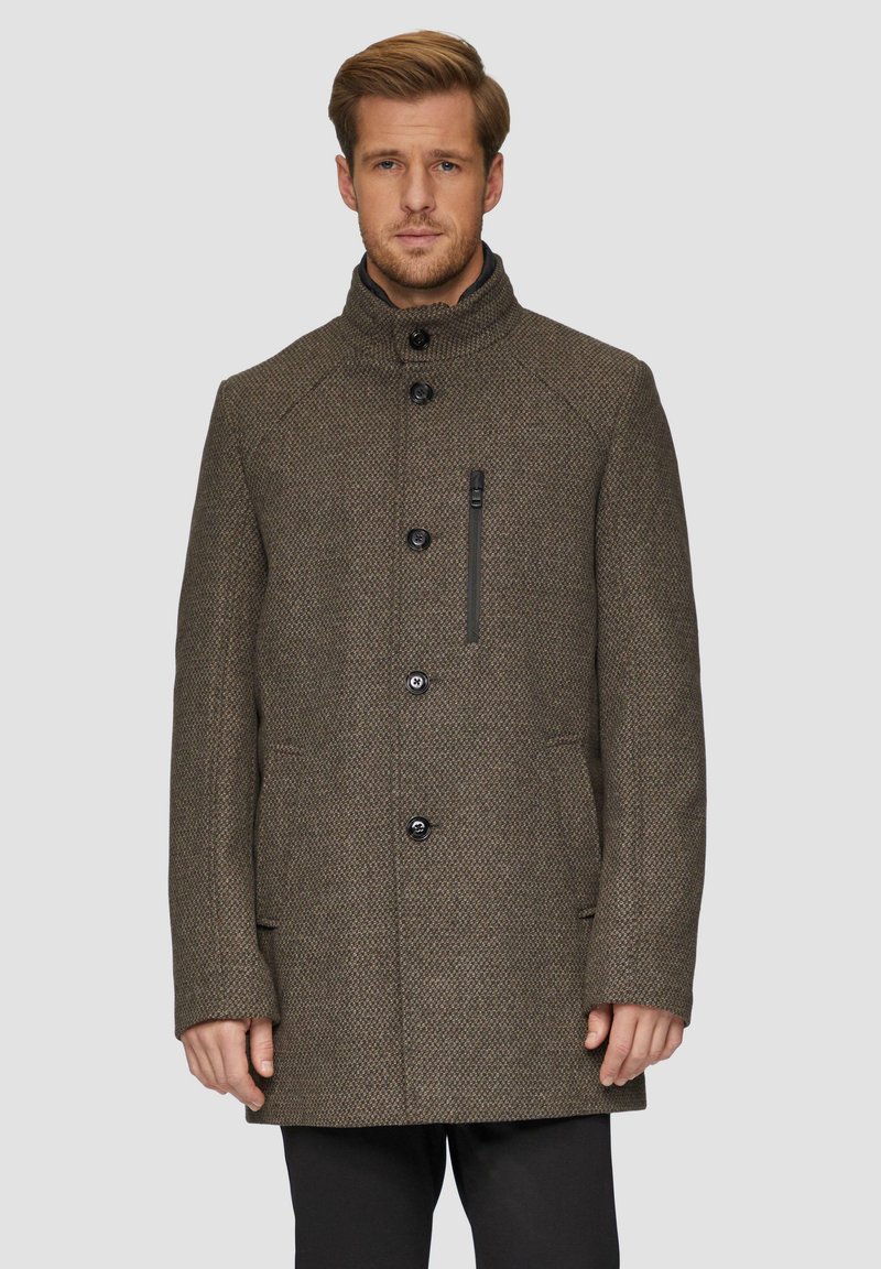 Bruine houndstooth wollen jas met hoge kraag, frontsluiting met knopen en zijzakken. Heeft een ritssluitingzak op de borst.