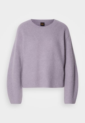 Suéter de punto de color púrpura claro con cuello redondo, hombros caídos y textura de canalé. Presenta un sutil patrón de costura a lo largo de las costuras.