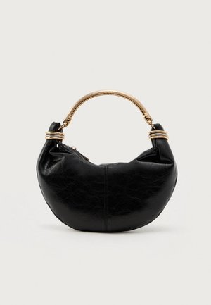 Černá kabelka ve tvaru půlměsíce s texturovaným povrchem a pevným zlatým madlem s prvky ve stylu spirály.
