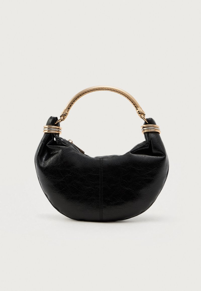 Crna torbica polumjesečastog oblika s teksturiranom površinom i krutim ručkom u zlatnoj nijansi koja ima ukrase u obliku spirale.