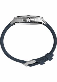 Silberne Uhr mit einem Gehäuse aus Edelstahl und einer schwarzen Lünette. Ausgestattet mit einem marineblauen Nylonarmband mit Nähdetails und einer silbernen Schnalle.