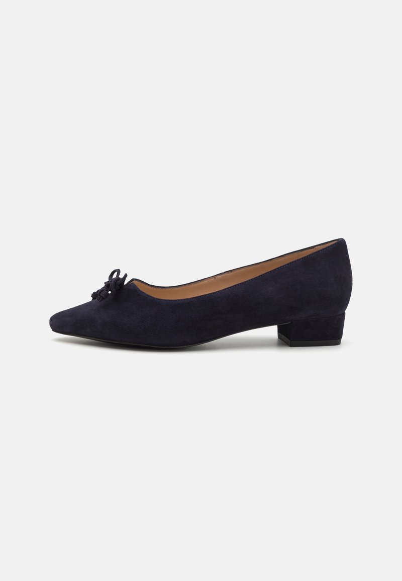 Decolletè bassa in suede blu navy con punta affusolata e dettaglio decorativo a fiocco sul davanti, caratterizzate da una texture liscia e una silhouette classica.