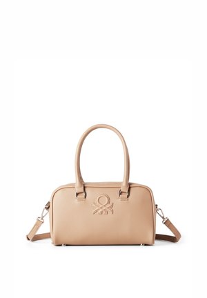 Bolso de mano de cuero sintético beige con textura suave, doble asa, correa de hombro desmontable y detalle de logo en relieve en el frente.