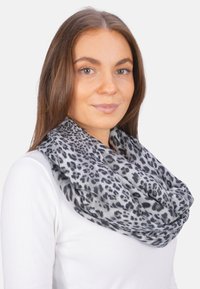 Écharpe infinity en imprimé léopard gris et noir, en tissu léger avec une texture douce, drapée autour du cou.