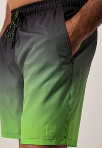 Pánské plavky s elastickým pasem, šňůrkou na stažení a přechodem barev od tmavě šedé po jasně zelenou, s logem na lemu.