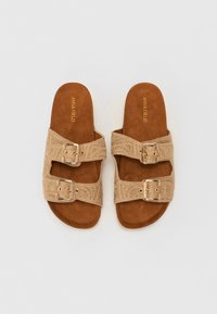 Sandale color tan cu două curele împletite și catarame aurii. Tălpică moale din suede și detalii texturate ale curelelor îmbunătățesc confortul și stilul.